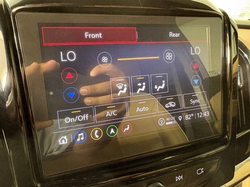 Used 2023 Chevrolet Traverse Premier FWD image 29