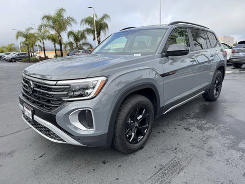 Used 2025 Volkswagen Atlas Peak Edition SE image 5