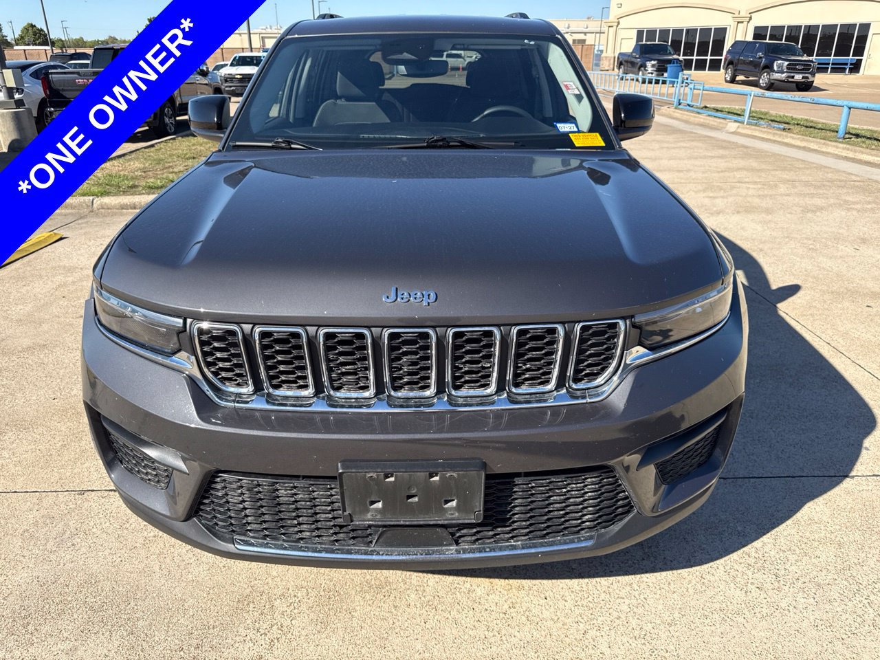 Used 2023 Jeep Grand Cherokee Laredo AWD/4WD image 2