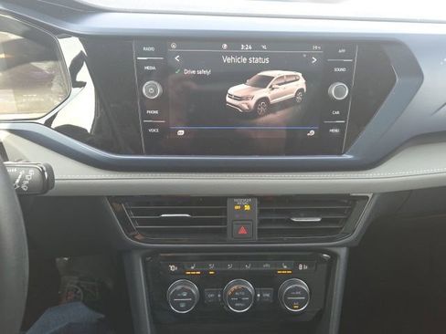 Used 2024 Volkswagen Taos SE image 32