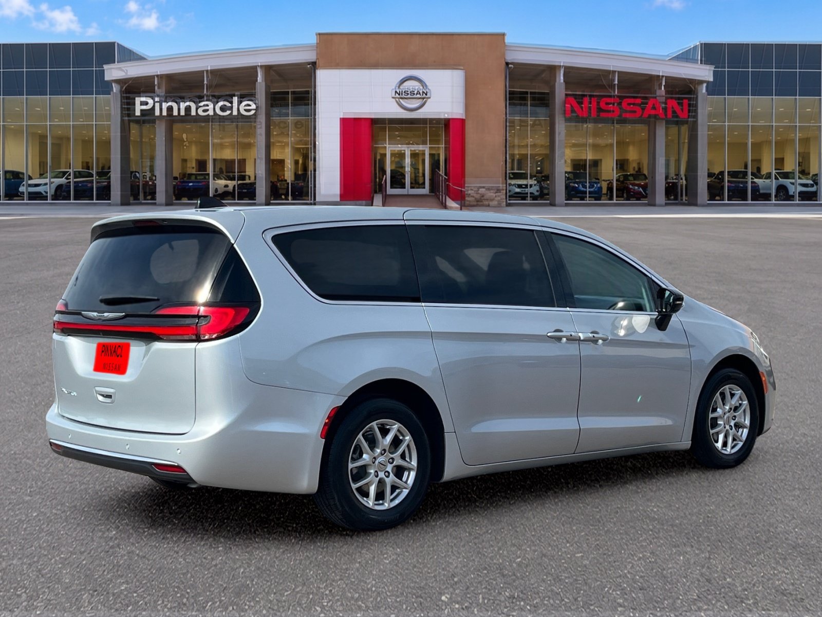Used 2024 Chrysler Pacifica Touring-L FWD image 5