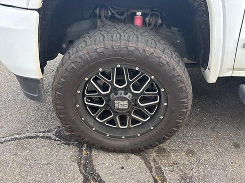 Used 2017 GMC Sierra 2500 Denali w/ Duramax Plus Package AWD/4WD image 14