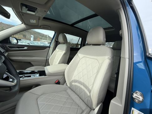 Used 2025 Volkswagen Atlas SEL Premium R-Line image 11