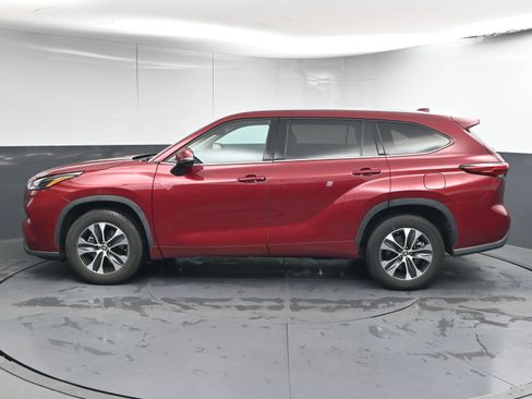 Certified 2022 Toyota Highlander XLE image 5