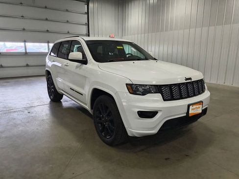 Used 2019 Jeep Grand Cherokee Altitude AWD/4WD image 2