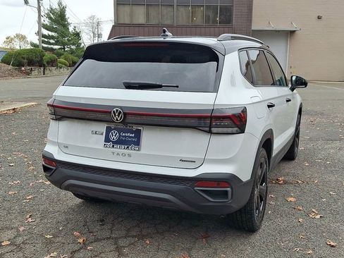Certified 2025 Volkswagen Taos SE image 10