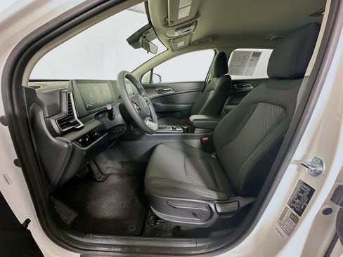 Used 2025 Kia Sportage LX image 13