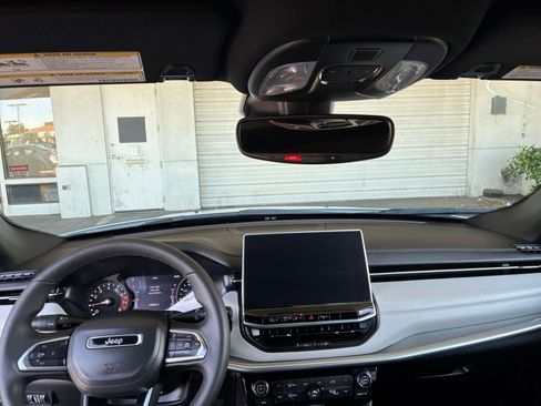 Used 2025 Jeep Compass Limited image 34