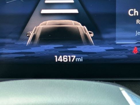 Used 2024 Chevrolet Traverse LT image 30