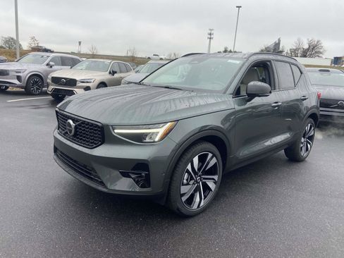 New 2026 Volvo XC40 B4 Plus w/ Climate Package image 3
