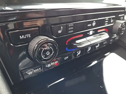 Used 2025 Jeep Grand Cherokee Limited w/ Black Appearance Package image 30