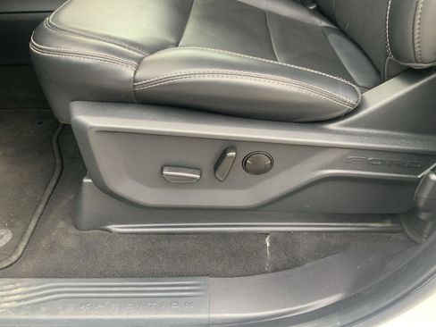 Used 2025 Ford Expedition Platinum image 28