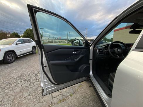 Used 2024 Nissan Rogue SV AWD/4WD image 19
