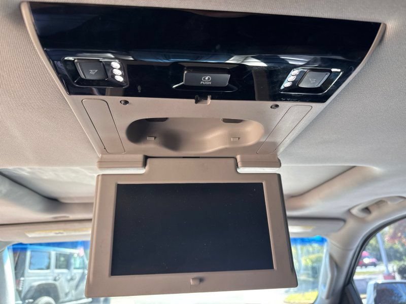 Used 2018 Cadillac Escalade ESV Premium Luxury RWD image 27