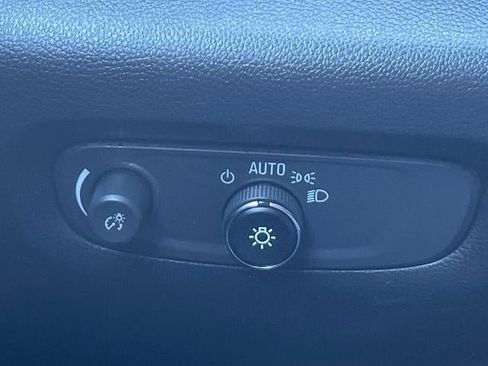 Used 2023 Chevrolet Traverse LT image 16