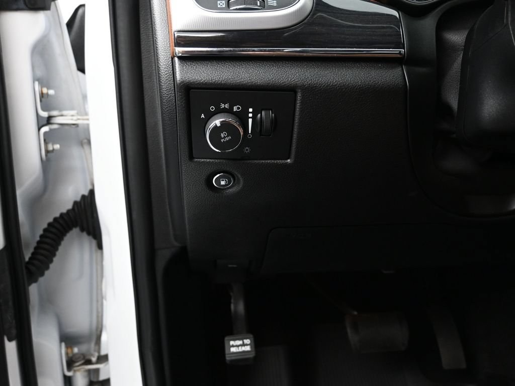Used 2020 Jeep Grand Cherokee Overland w/ Interior Metal Package AWD/4WD image 12