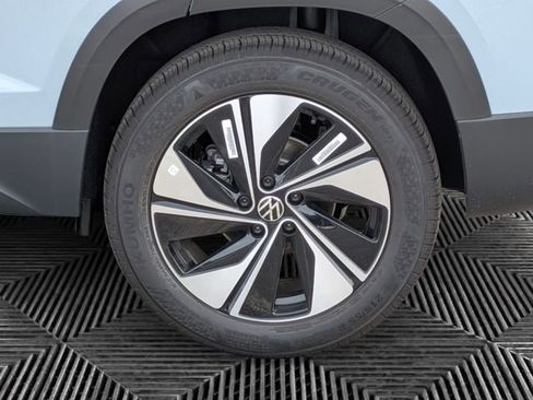 New 2026 Volkswagen Taos SE image 9