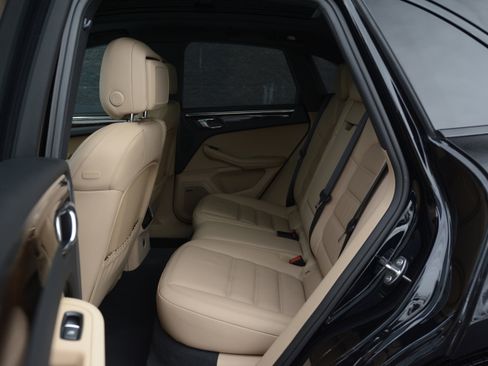 Certified 2025 Porsche Macan image 30