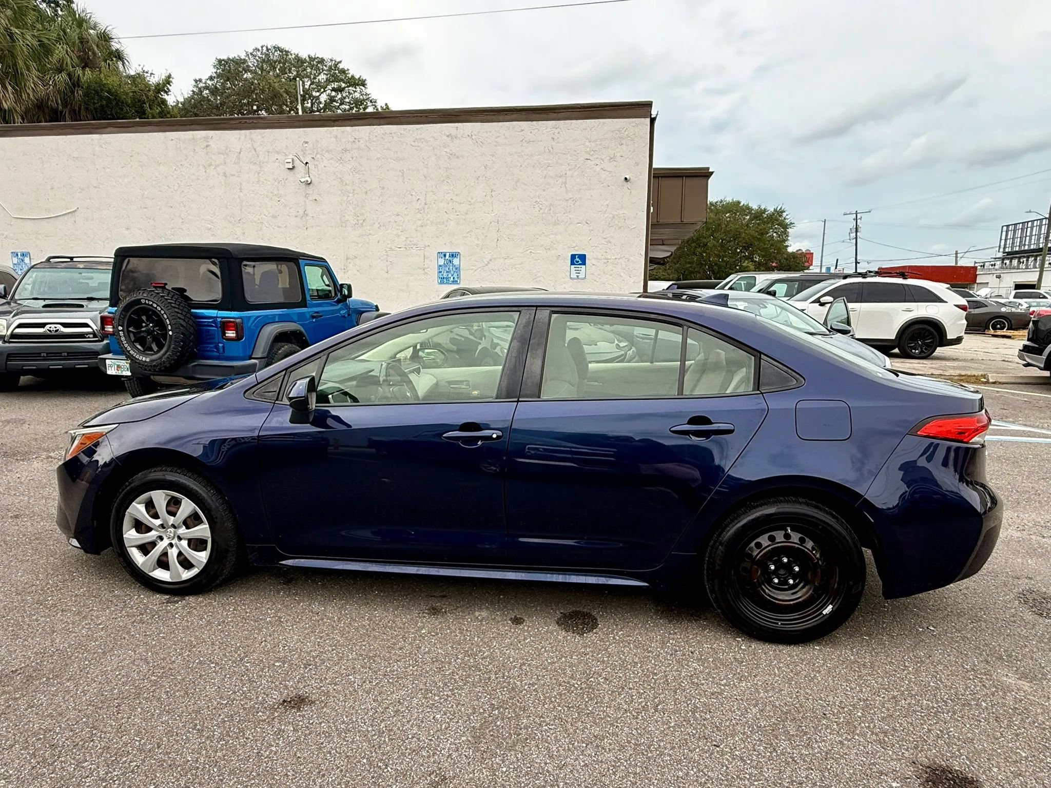 Used 2020 Toyota Corolla LE FWD image 2