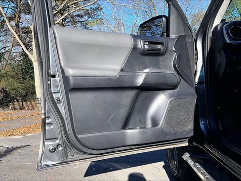 Used 2020 Toyota Tacoma SR5 image 15