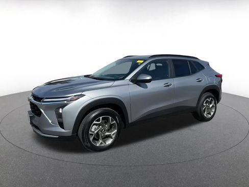 Used 2025 Chevrolet Trax LT w/ LT Convenience Package image 8