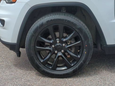 Used 2018 Jeep Grand Cherokee Laredo AWD/4WD image 14