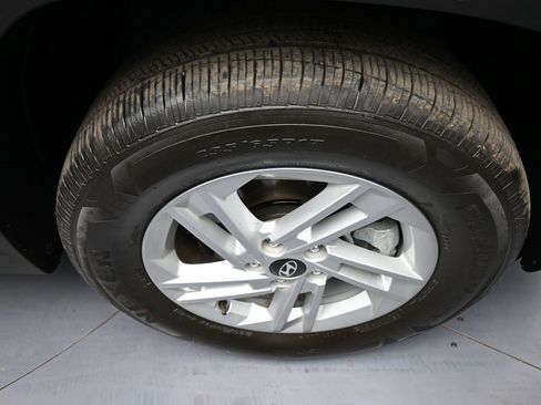 Certified 2025 Hyundai Tucson SE image 13
