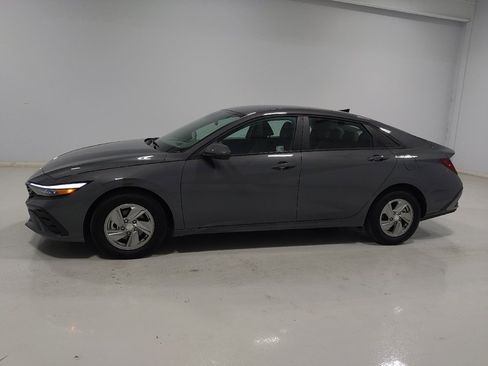 Used 2025 Hyundai Elantra SE FWD image 2