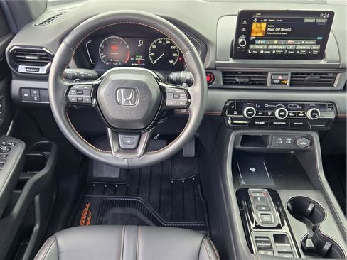 Used 2025 Honda Pilot TrailSport image 25