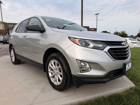Used 2021 Chevrolet Equinox LS w/ LS Convenience Package AWD/4WD image 11