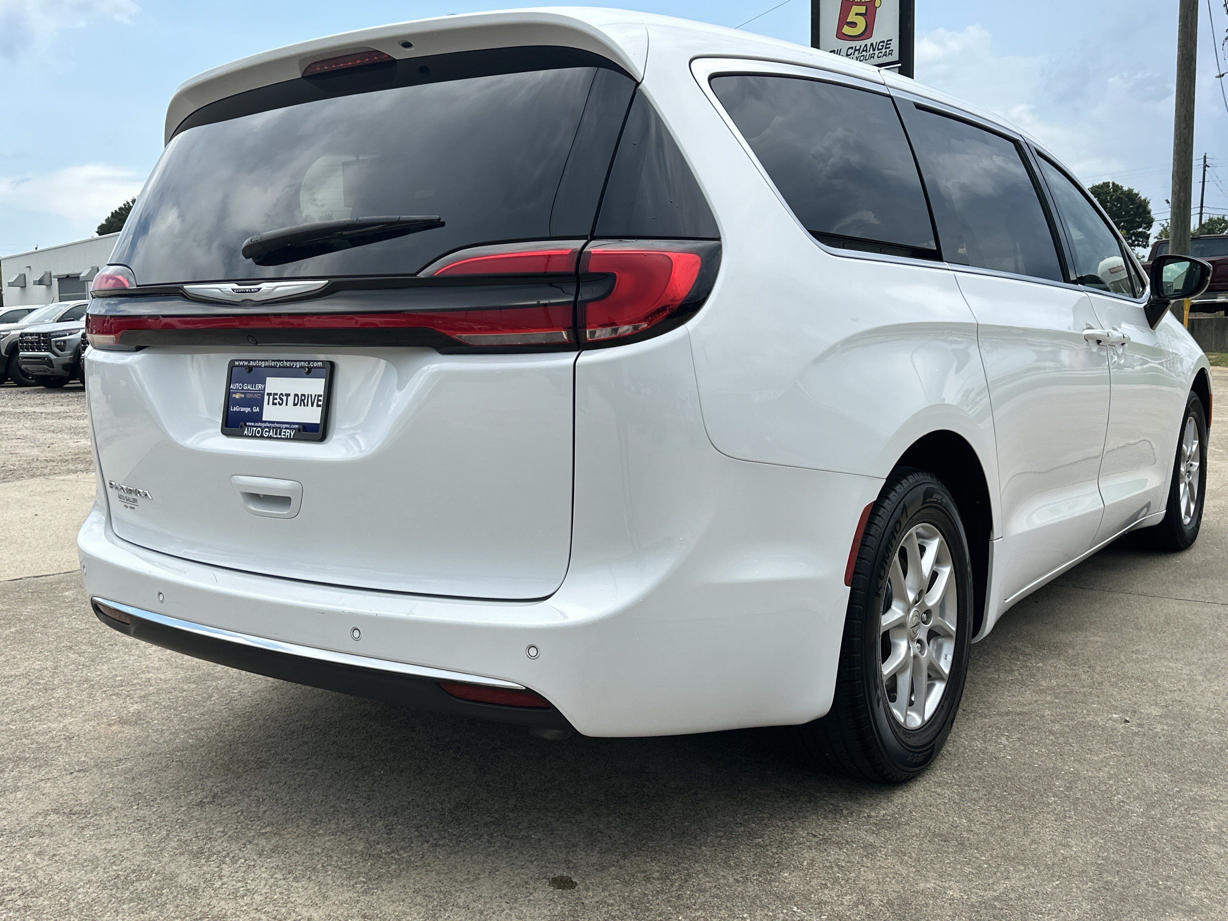 Used 2025 Chrysler Pacifica Select FWD image 6