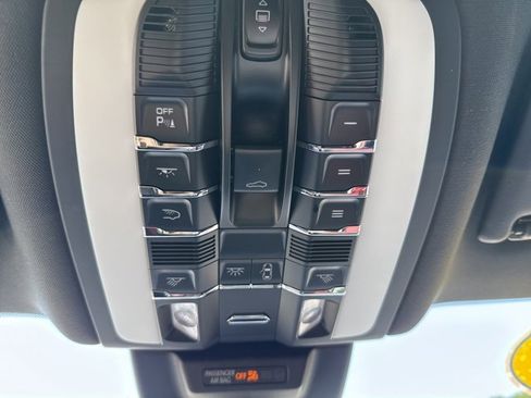 Used 2021 Porsche Macan image 17