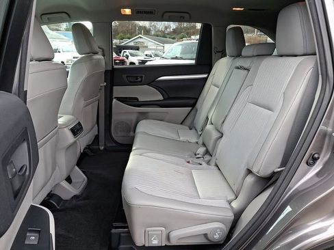 Used 2014 Toyota Highlander LE image 12