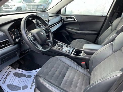 Used 2023 Mitsubishi Outlander SE Black Edition image 28