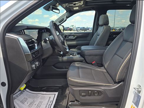 Used 2025 GMC Yukon Elevation w/ LPO, Elevation Black Package AWD/4WD image 4