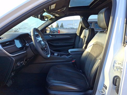 Certified 2024 Jeep Grand Cherokee Altitude image 11