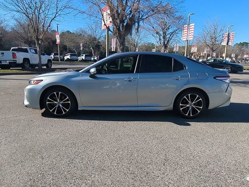 Certified 2020 Toyota Camry SE image 8