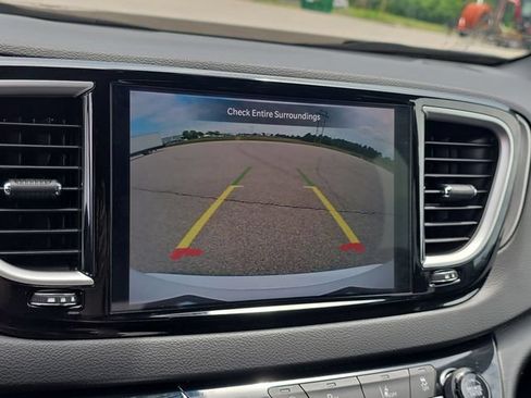 Used 2025 Chrysler Pacifica Select FWD image 24