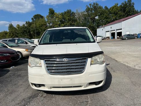 Used 2010 Chrysler Town & Country Touring image 8
