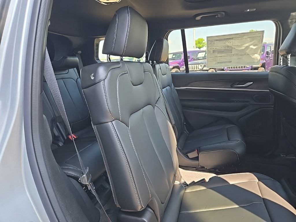 New 2026 Jeep Grand Cherokee L Limited w/ Limited Altitude Package AWD/4WD image 82