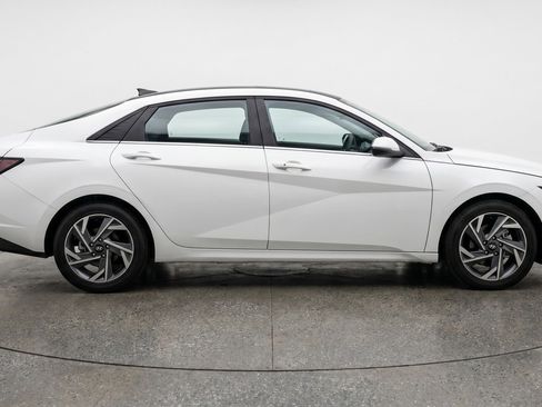Used 2025 Hyundai Elantra SEL FWD image 11