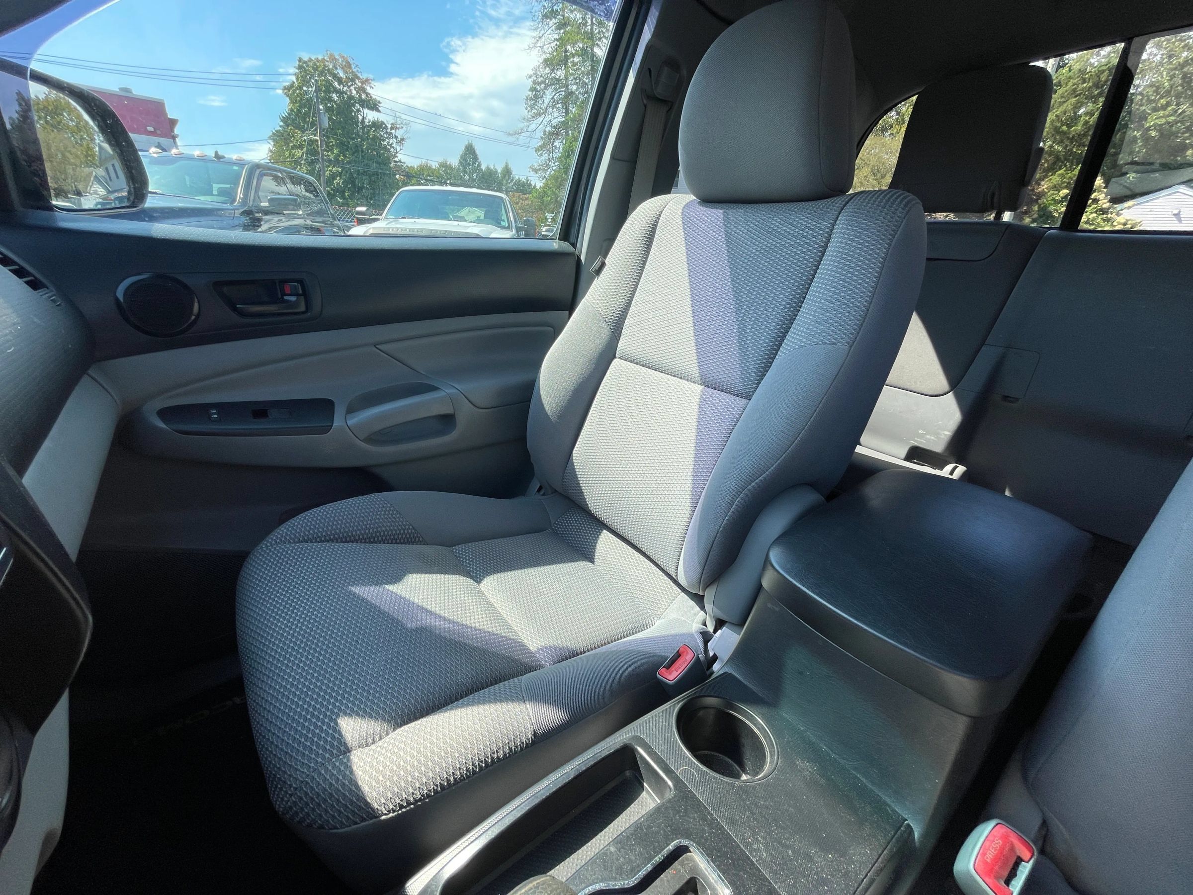 Used 2015 Toyota Tacoma 4x4 Access Cab w/ Convenience Package image 16