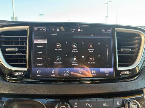 Used 2024 Chrysler Pacifica Touring-L image 17