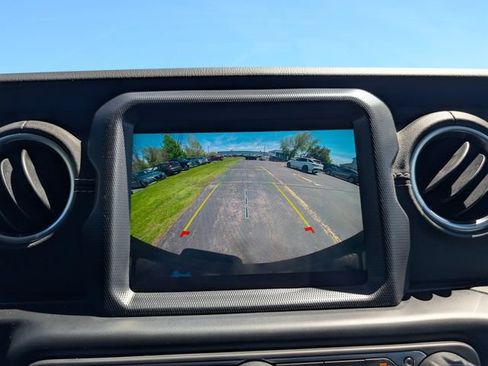 Used 2022 Jeep Wrangler Unlimited Sahara AWD/4WD image 28