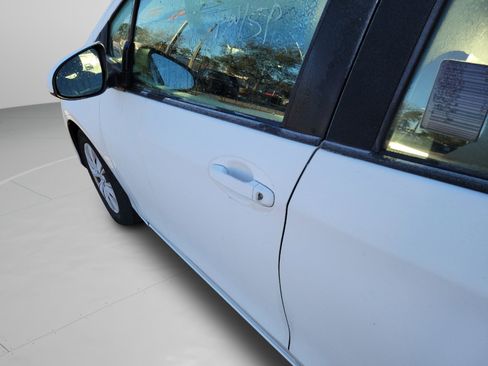 Used 2014 Toyota Yaris L image 21