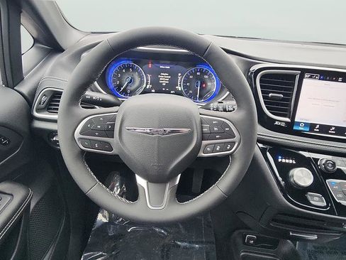 New 2026 Chrysler Pacifica Select image 10