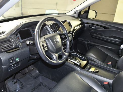Used 2020 Honda Pilot Touring image 2