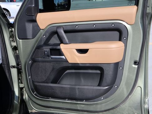 Used 2025 Land Rover Defender 130 X-Dynamic SE image 12