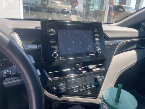 Used 2023 Toyota Camry SE image 3