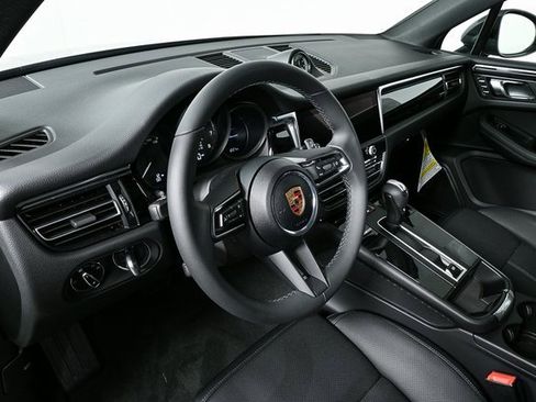Certified 2025 Porsche Macan AWD image 4